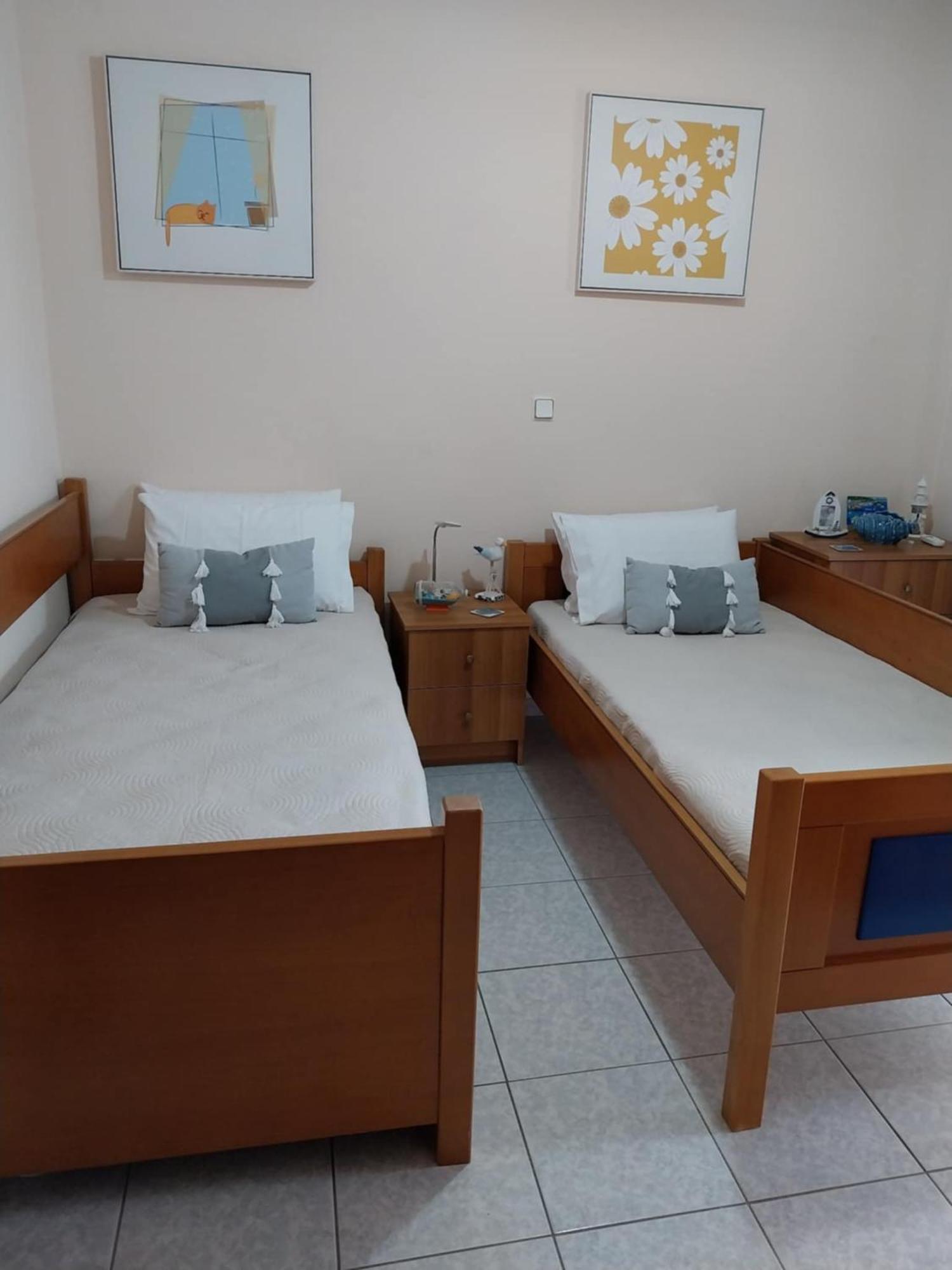 Elegant Apartment Near The Beach Néa Péramos Exterior foto